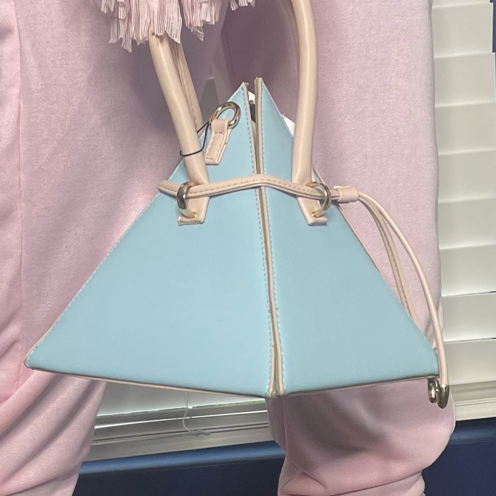 Pyramid purse